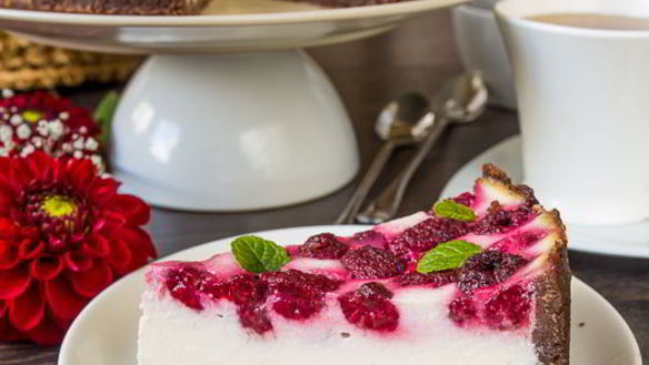 Рецепт Нежного творожника с малиной