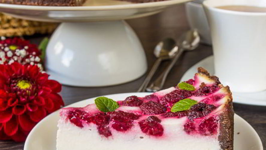 Рецепт нежного творожника с малиной