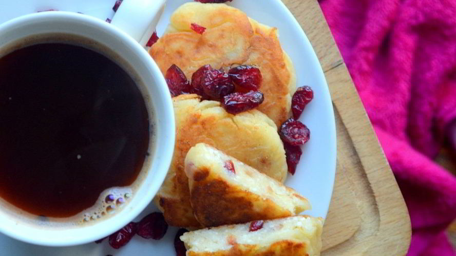 Рецепт сырников с яблоком и вяленой вишней