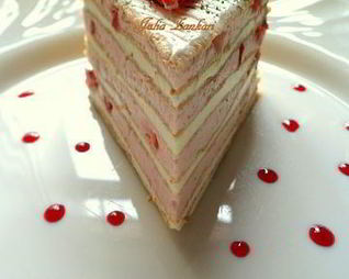 Блинный тортик с клубнично-йогуртовой начинкой, клубникой и сухой мятой