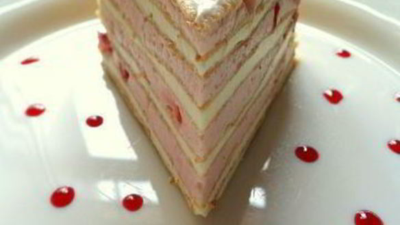 Рецепт Блинного тортика с клубнично-йогуртовой начинкой, клубникой и сухой мятой