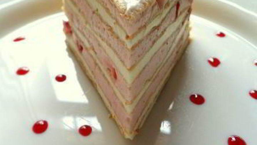 Рецепт блинного тортика с клубнично-йогуртовой начинкой, клубникой и сухой мятой