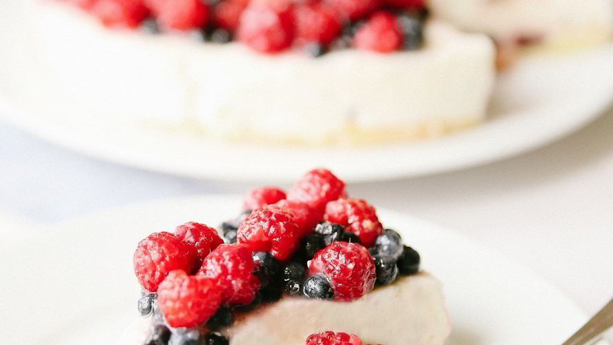 Рецепт йогуртового торта с ягодами