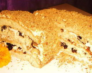 Медовый торт с орехами и черносливом