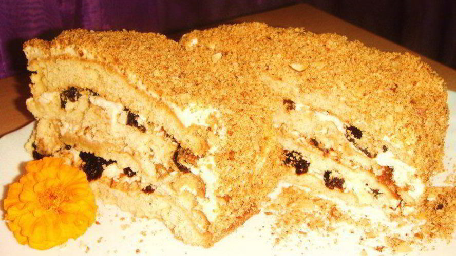 Рецепт медового торта с орехами и черносливом