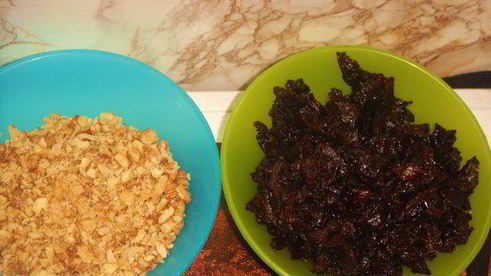 медовый торт с орехами и черносливом