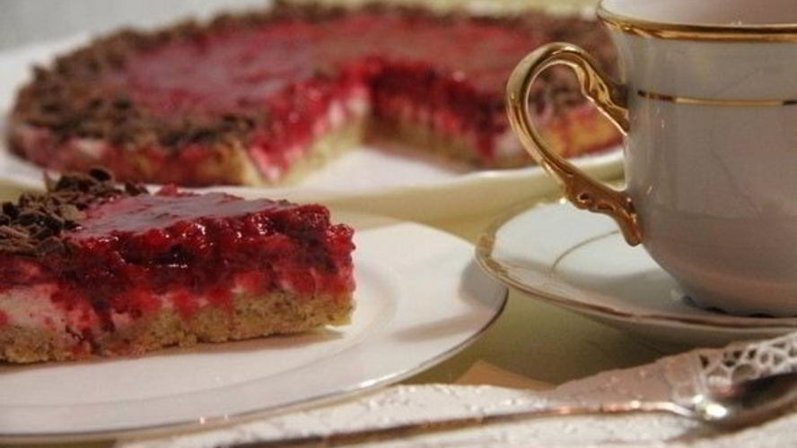 Рецепт миндального бисквита с красной смородиной