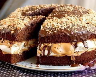 Праздничный торт Сникерс с арахисом