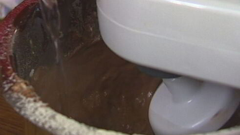 шоколадно-медовый торт в шоколадной глазури