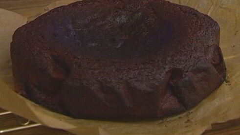 шоколадно-медовый торт в шоколадной глазури