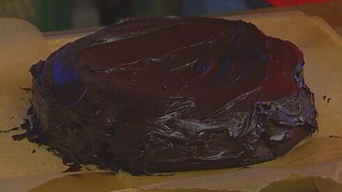 шоколадно-медовый торт в шоколадной глазури