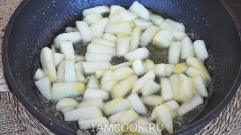 торт бисквитный с клюквой и яблоком клубничка