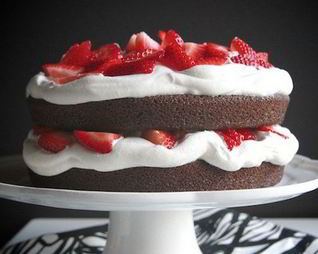 Торт с клубникой и сливками по-домашнему