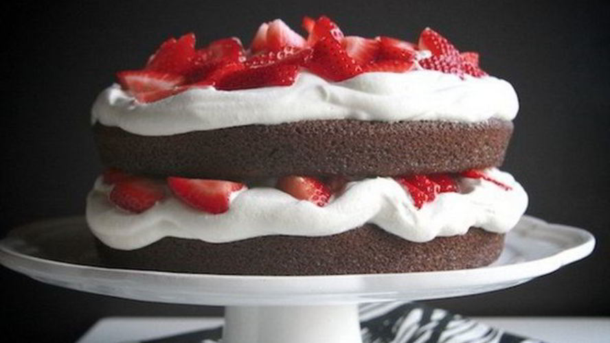 Рецепт торта с клубникой и сливками по-домашнему