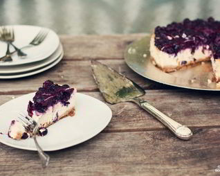 Творожно-черничный торт без выпечки