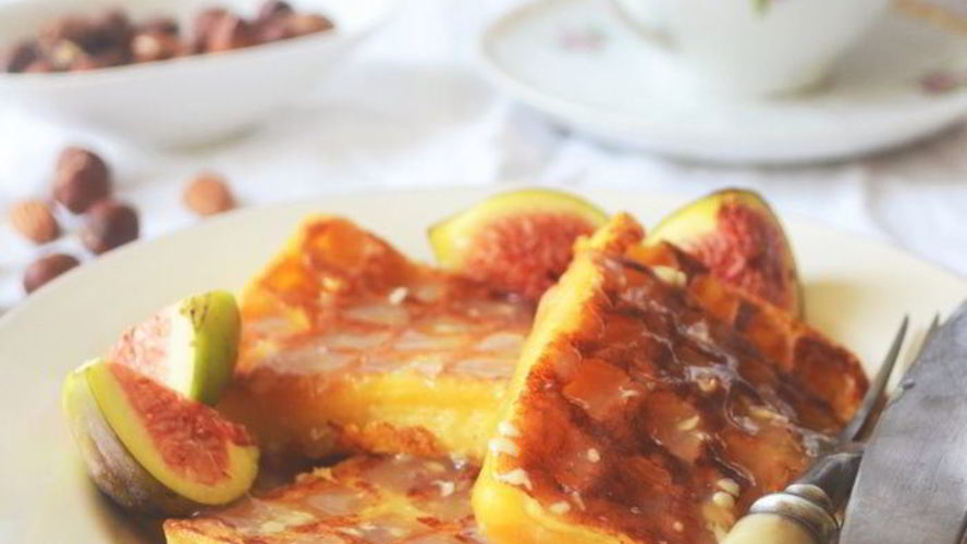 Рецепт бельгийских ореховых вафель с соусом из белого шоколада и инжиром