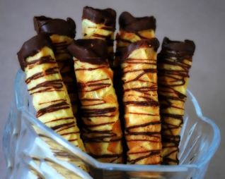 Вафельные трубочки с вишней в шоколаде