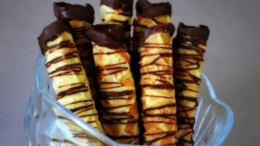 Рецепт вафельных трубочек с вишней в шоколаде