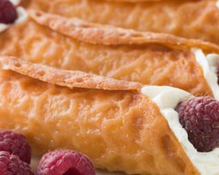 Вафельные трубочки со взбитыми сливками и малиной