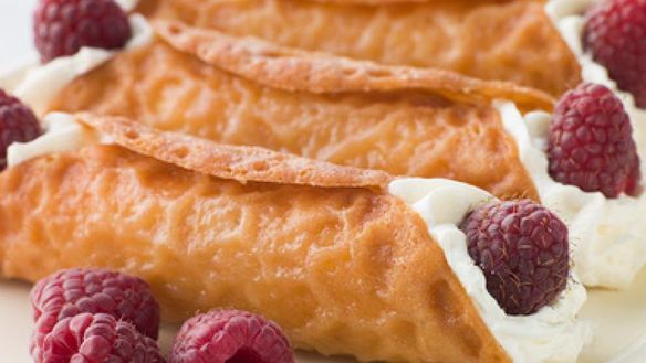 Рецепт Вафельных трубочек со взбитыми сливками и малиной