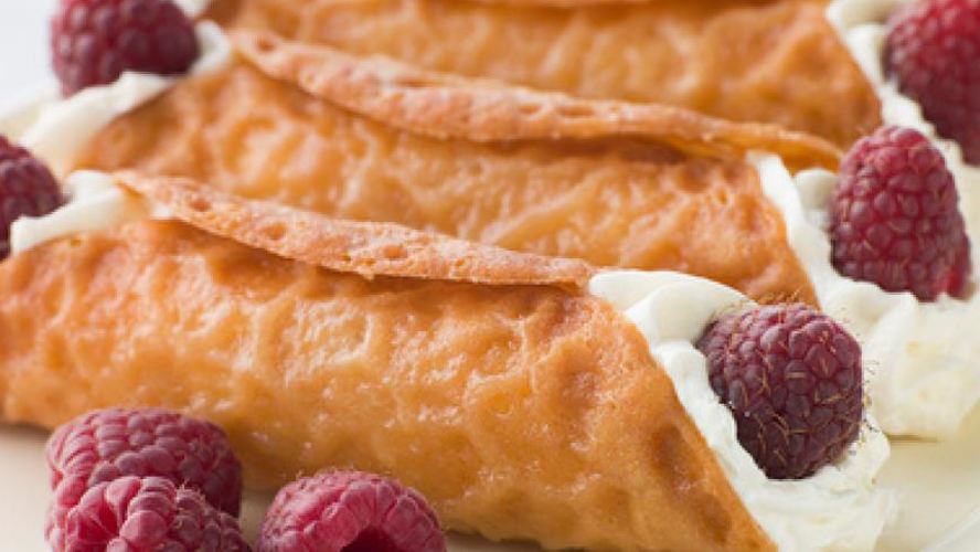 Рецепт вафельных трубочек со взбитыми сливками и малиной