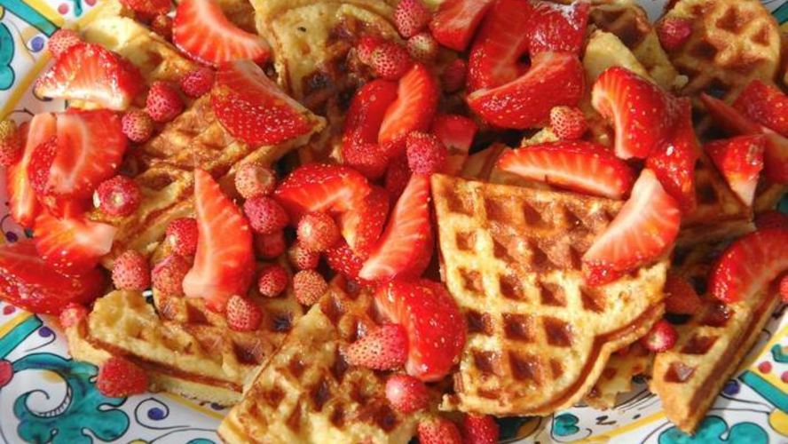 Рецепт вафель из бриоши с клубникой и земляникой
