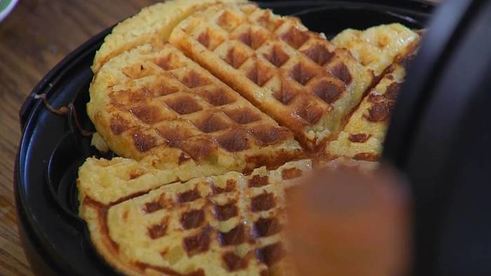 вафли из бриоши с клубникой и земляникой