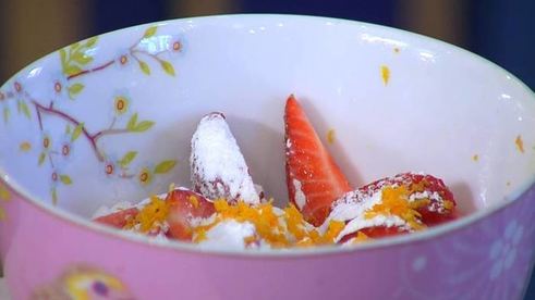 вафли из бриоши с клубникой и земляникой