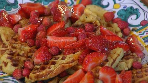 вафли из бриоши с клубникой и земляникой