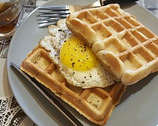 Вафли с беконом и луком