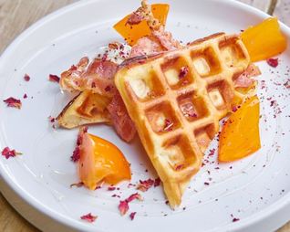Вафли с беконом, медом и хурмой