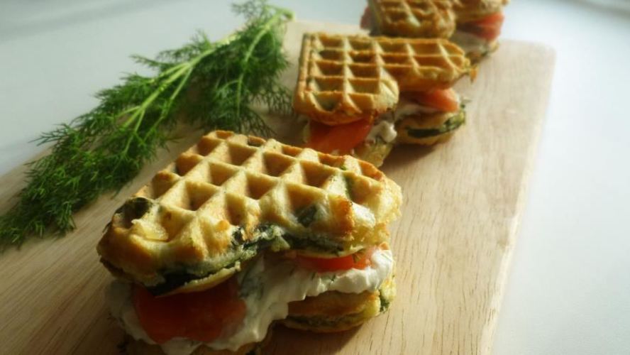 Рецепт вафель со шпинатом, сыром и семгой