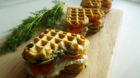 вафли со шпинатом, сыром и семгой