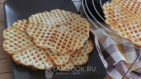 вафли в вафельнице с сыром