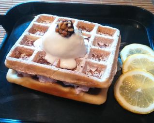 Венские вафли с клубничным джемом, взбитыми сливками и пломбиром