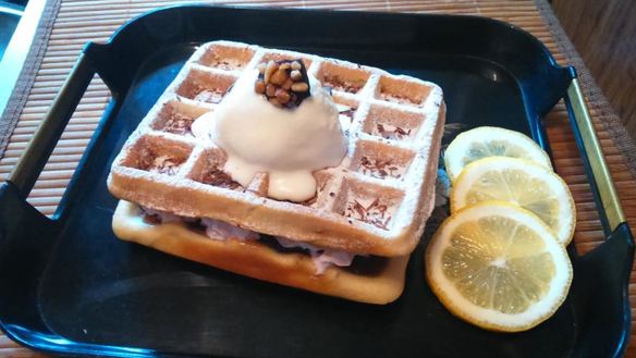 Рецепт Венских вафель с клубничным джемом, взбитыми сливками и пломбиром