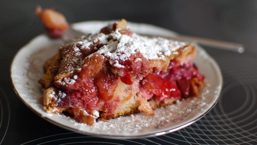 Рецепт выпечки с клубникого в мультиварке