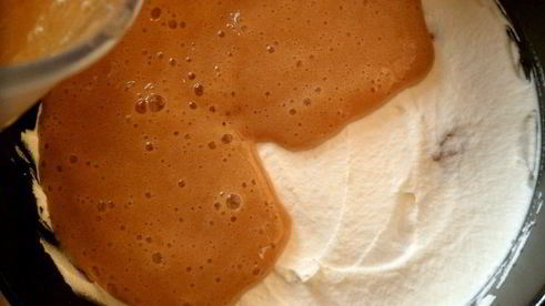 мини-торт из мокко-профитролей со сливочным кремом, кофейным муссом и белым шоколадом