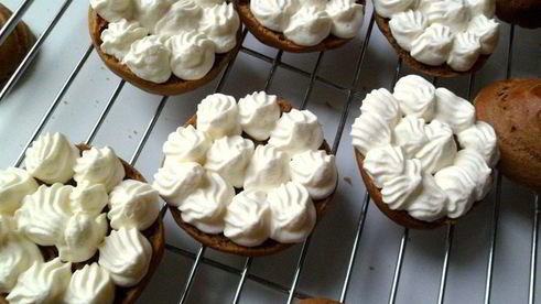 мини-торт из мокко-профитролей со сливочным кремом, кофейным муссом и белым шоколадом