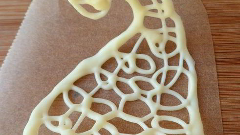 мини-торт из мокко-профитролей со сливочным кремом, кофейным муссом и белым шоколадом