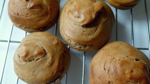 мини-торт из мокко-профитролей со сливочным кремом, кофейным муссом и белым шоколадом