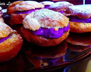 Профитроли с черничным кремом