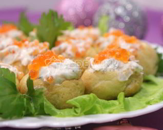 Профитроли с икрой и творожной начинкой