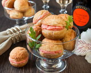 Профитроли с кракелюром и лососевым муссом