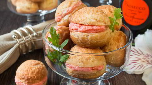 профитроли с кракелюром и лососевым муссом