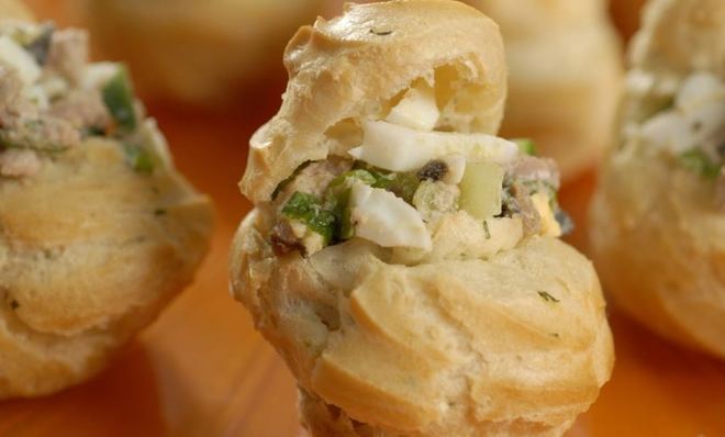 Профитроли с печенью трески