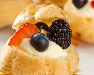 Профитроли с ягодами и кремом