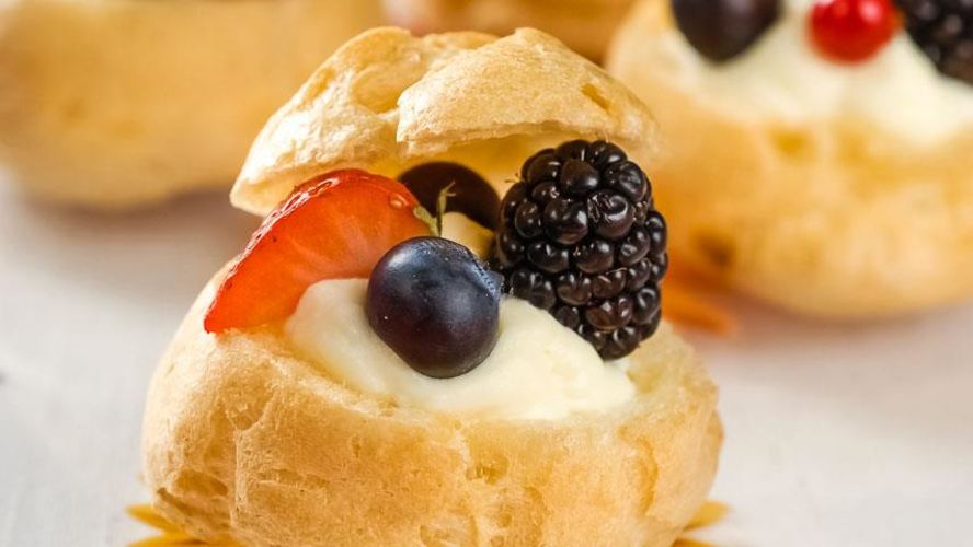 Рецепт профитролей с ягодами и кремом