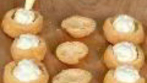 профитроли с ягодами и кремом