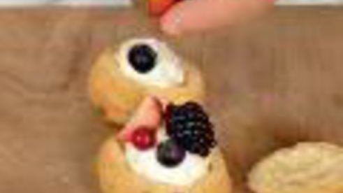 профитроли с ягодами и кремом